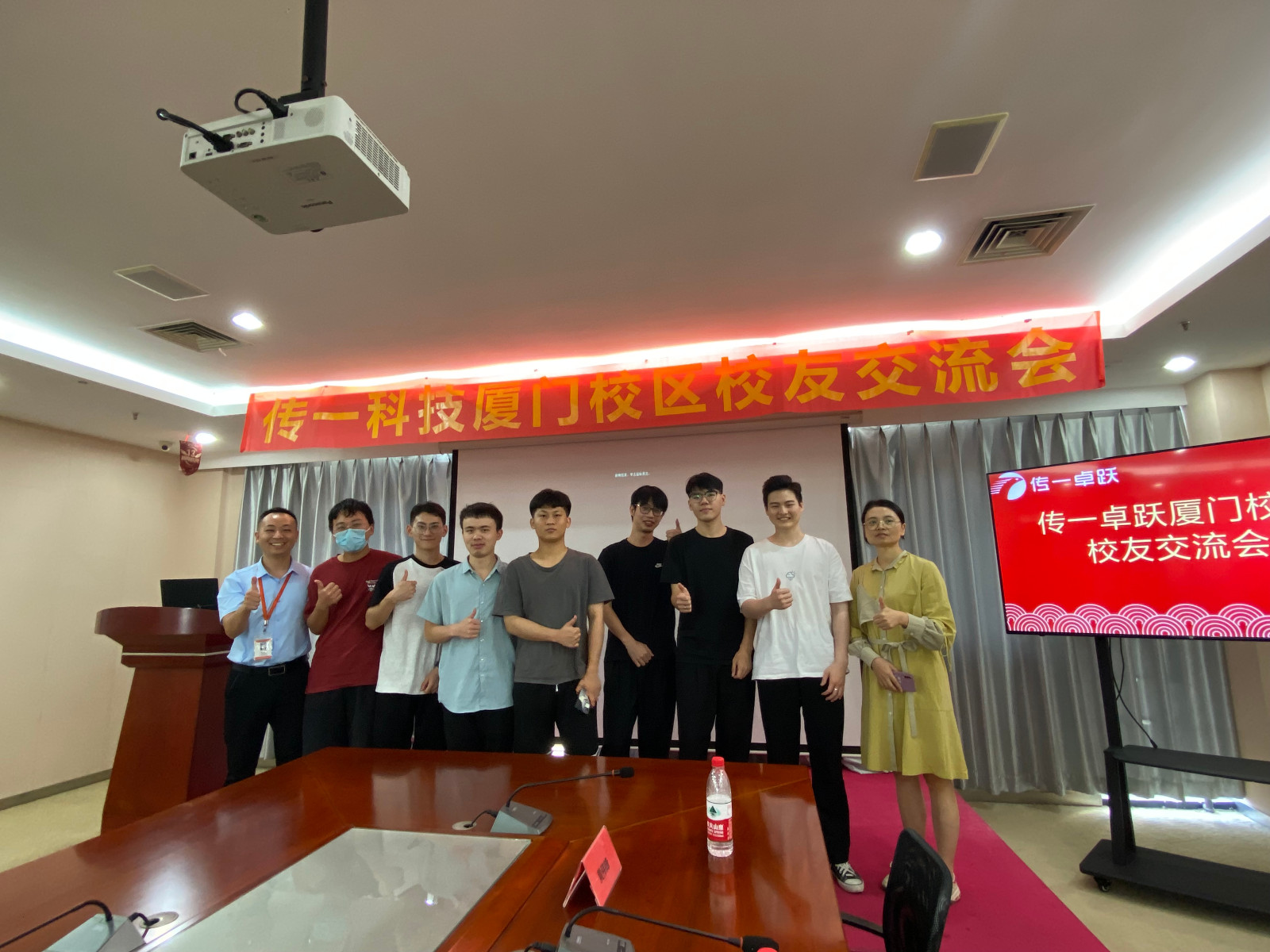 合影.jpg